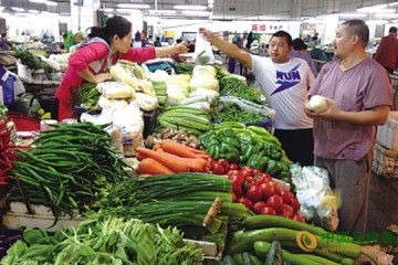 安徽蚌埠：高温天热 蔬菜价格上涨 ()