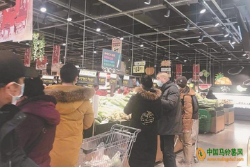 哈尔滨：蔬菜价格有落 ()